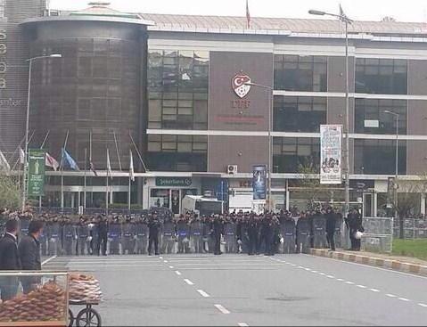 Galatasaraylı taraftarlar TFF binasına yürüdü