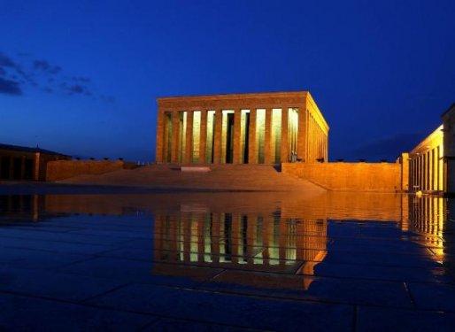 Anıtkabir gece yarısına kadar görüntülendi