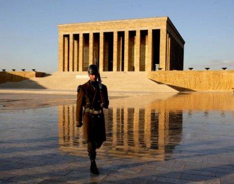 Anıtkabir gece yarısına kadar görüntülendi