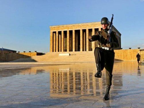 Anıtkabir gece yarısına kadar görüntülendi