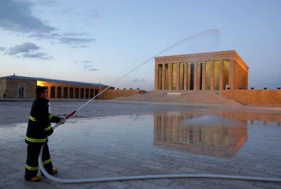 Anıtkabir gece yarısına kadar görüntülendi