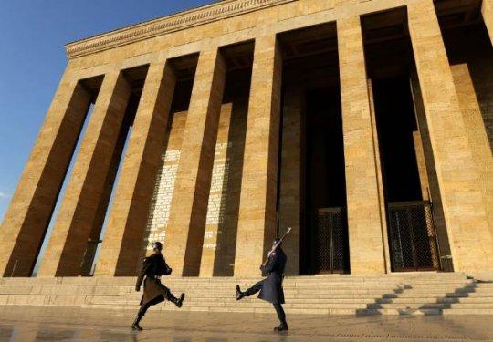 Anıtkabir gece yarısına kadar görüntülendi