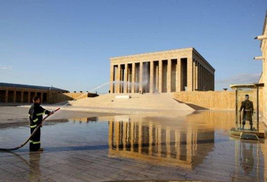 Anıtkabir gece yarısına kadar görüntülendi