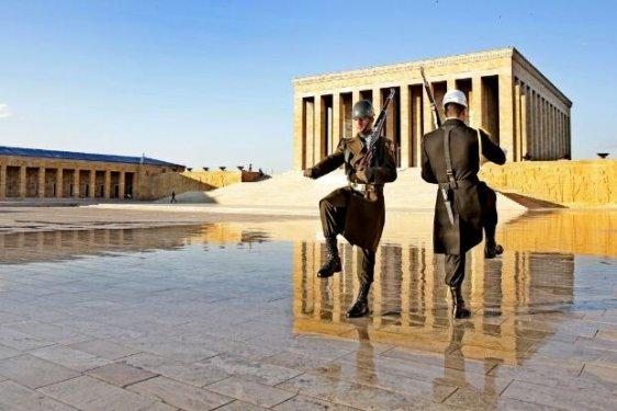 Anıtkabir gece yarısına kadar görüntülendi