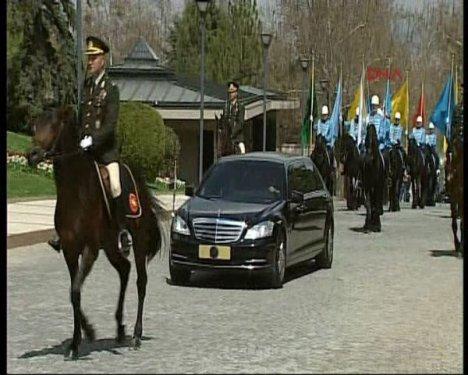 Letonya Cumhurbaşkanı Köşk'te atlı birliklerle karşılandı