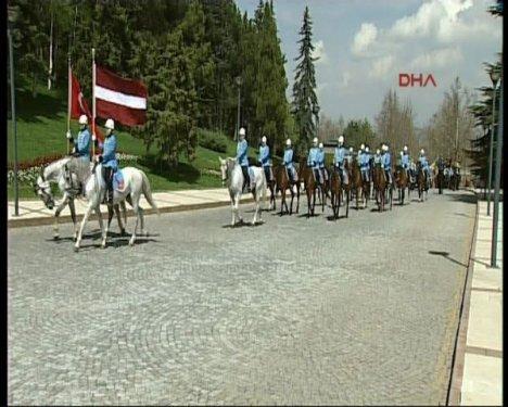 Letonya Cumhurbaşkanı Köşk'te atlı birliklerle karşılandı