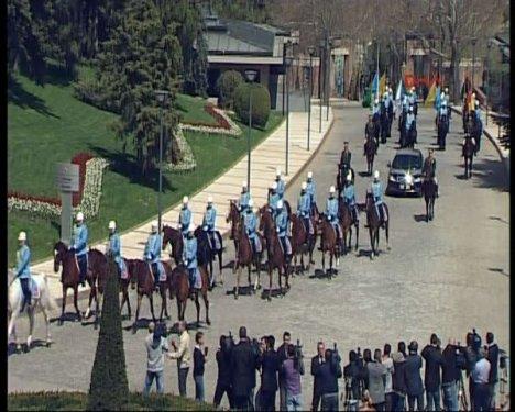 Letonya Cumhurbaşkanı Köşk'te atlı birliklerle karşılandı