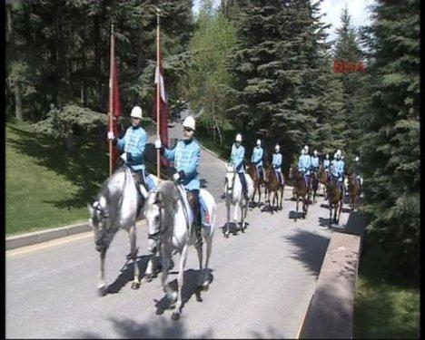Letonya Cumhurbaşkanı Köşk'te atlı birliklerle karşılandı