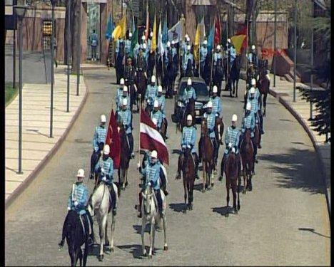 Letonya Cumhurbaşkanı Köşk'te atlı birliklerle karşılandı