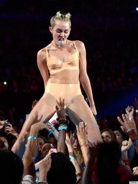 Miley Cyrus‘ın kalbi tekledi - Resim 13