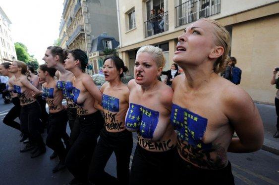 FEMEN'in Paris eylemi