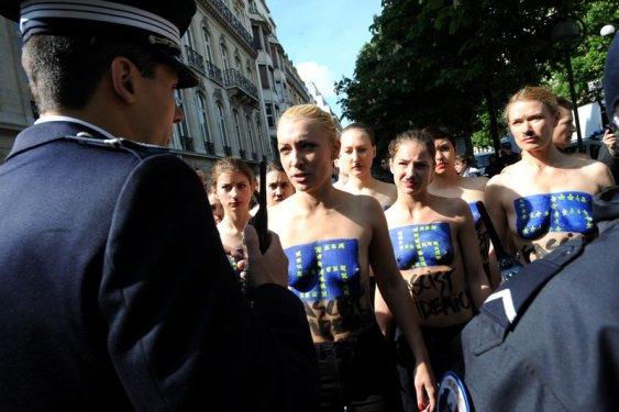FEMEN'in Paris eylemi