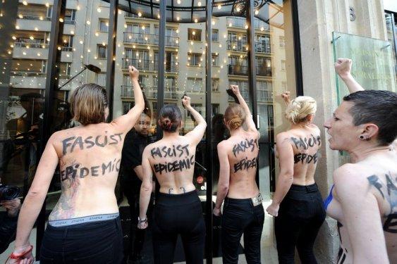 FEMEN'in Paris eylemi