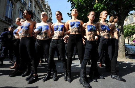 FEMEN'in Paris eylemi