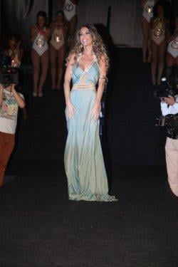 Yolanthe Cabau Kanuni'nin atıyla poz verdi