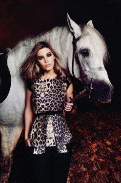 Yolanthe Cabau Kanuni'nin atıyla poz verdi