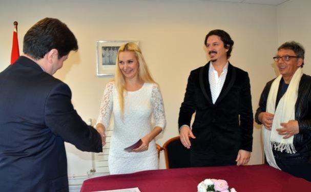 Şarkıcı Gökçe diş hekimi sevgilisi ile evlendi 