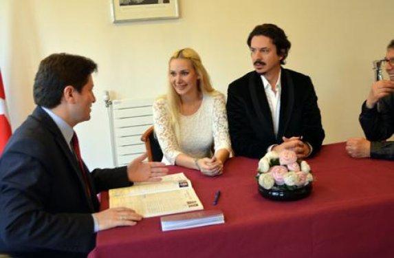 Şarkıcı Gökçe diş hekimi sevgilisi ile evlendi 