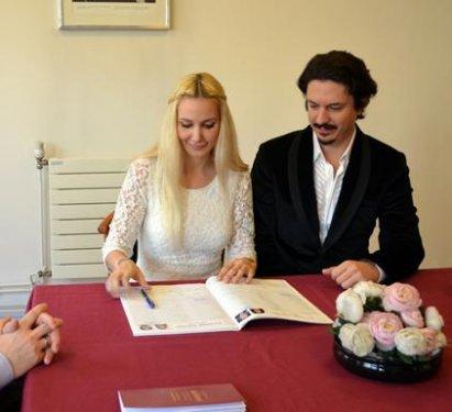 Şarkıcı Gökçe diş hekimi sevgilisi ile evlendi 