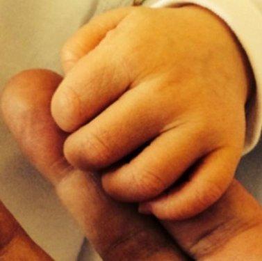 Nil Karaibrahimgil oğlunun ilk fotoğrafını yayınladı