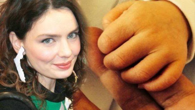 Nil Karaibrahimgil oğlunun ilk fotoğrafını yayınladı