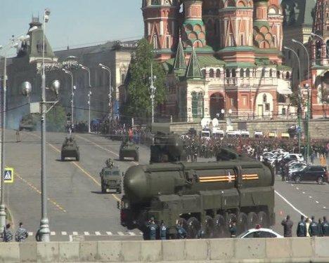 Kızıl Meydan'da gövde gösterisi