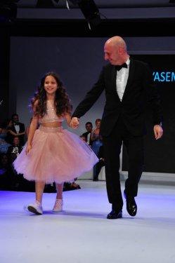 Ünlü isimler babalarıyla birlikte podyumda