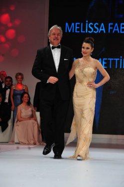 Ünlü isimler babalarıyla birlikte podyumda