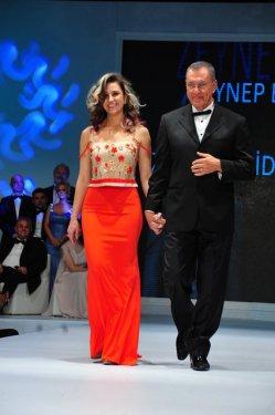 Ünlü isimler babalarıyla birlikte podyumda