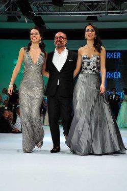 Ünlü isimler babalarıyla birlikte podyumda