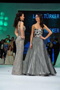 Ünlü isimler babalarıyla birlikte podyumda