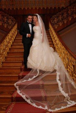 Kutsi eşi ile sevgilisi arasında kaldı