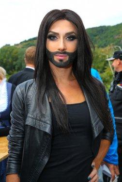 Sakalsız Eurovision şampiyonu Conchita Wurst