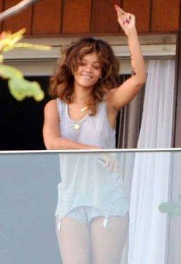 Rihanna hem makyajsız hemde ev haliyle