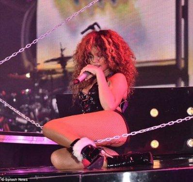 Rihanna yine sınırları zorladı - Resim 7