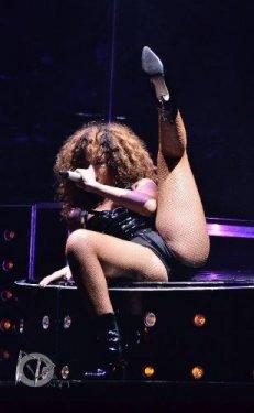Rihanna yine sınırları zorladı - Resim 8