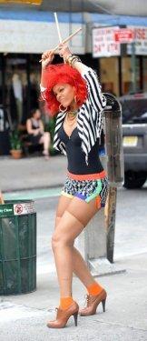  Kenar mahalle güzeli Rihanna  - Resim 24