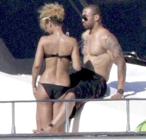 Rihanna sırılsıklam aşık - Resim 4