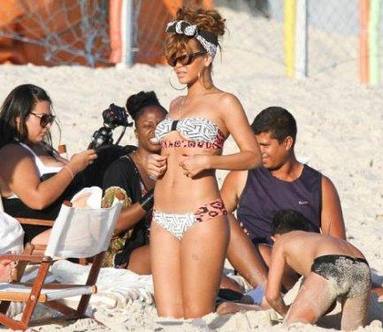 Rihanna Rio sahillerinde bikinili - Resim 3