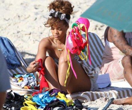 Rihanna Rio sahillerinde bikinili - Resim 5