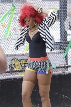  Kenar mahalle güzeli Rihanna  - Resim 7