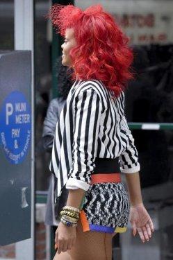  Kenar mahalle güzeli Rihanna  - Resim 15