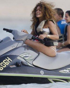 Rihanna yine sınırları zorladı - Resim 16