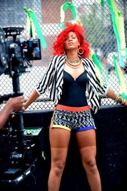  Kenar mahalle güzeli Rihanna  - Resim 18