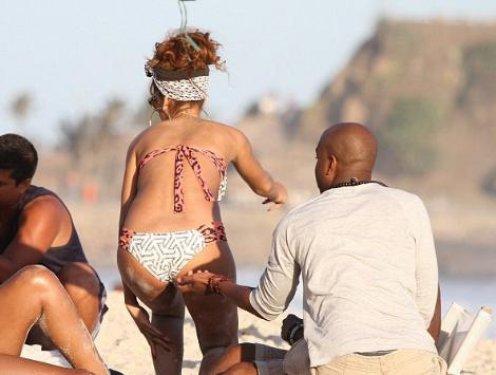 Rihanna Rio sahillerinde bikinili - Resim 1
