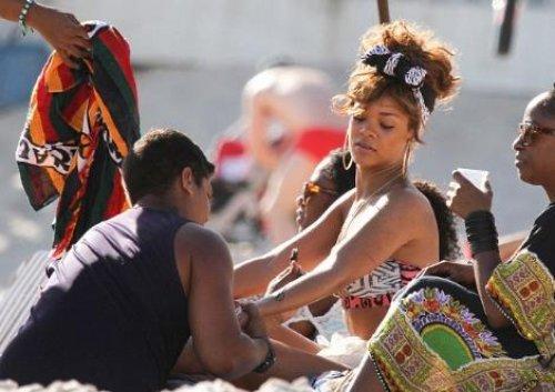 Rihanna Rio sahillerinde bikinili - Resim 4