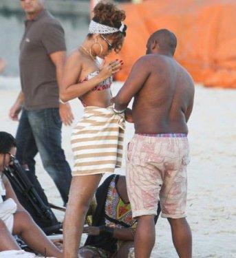 Rihanna Rio sahillerinde bikinili - Resim 2