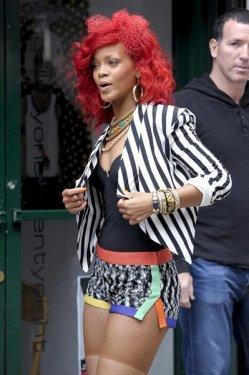  Kenar mahalle güzeli Rihanna  - Resim 13