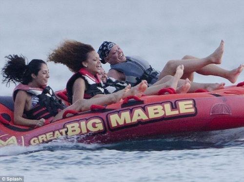 Rihanna yine sınırları zorladı - Resim 12