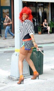  Kenar mahalle güzeli Rihanna  - Resim 3